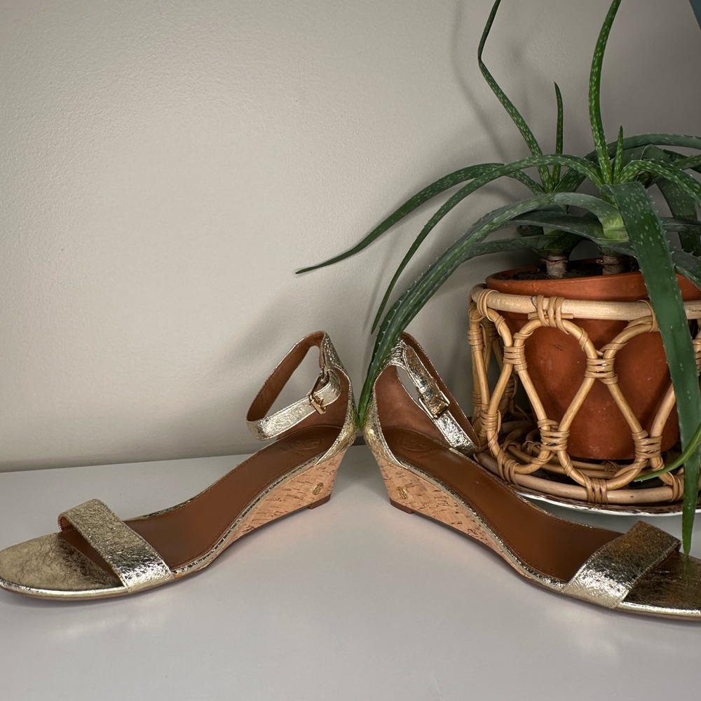 Tory Burch Savannah Gold Metallic Wedge Sandals Leather Cork Kitten Heel 10.5 - Picture 6 of 13